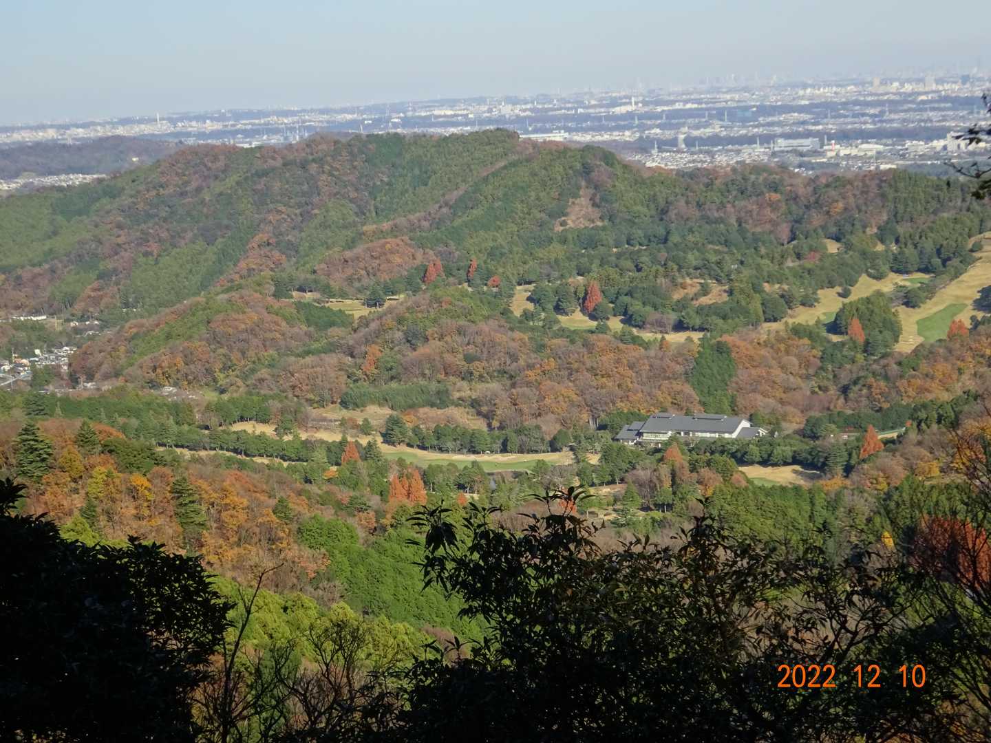 見下ろした一帯にも紅葉が残っていました。