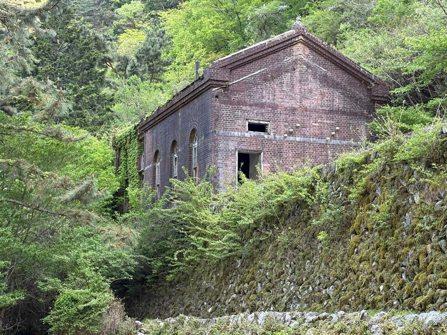 「東洋のマチュピチュ」と呼ばれる東平（とうなる）地区。標高約750mのこの場所は、明治時代から大正時代に別子銅山の中心地でした📖

写真は「旧東平第三変電所」💡
麓の水力発電から送電された電力を調整して、鉄道や社宅に供給していたそうです🔍