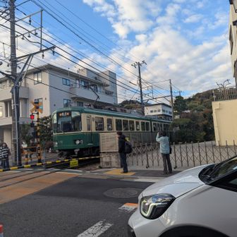 長谷駅下車。ホームで撮影したものはイマイチだったので、下車してから先ほどまで乗っていた車両をパチリ

向こう側にも江ノ電を撮っている女性がいた。