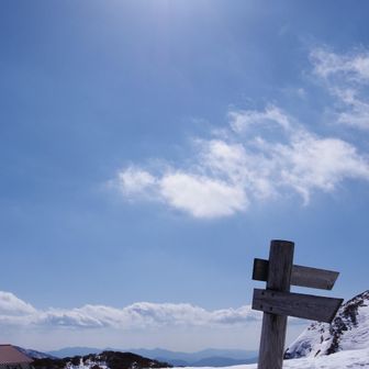 ほんとにあとシュラフと1食分余分に持ってくれば泊まれたんだけどなあ、後ろ髪を引かれるように降りていきます。
三嶺の神様ありがとう。