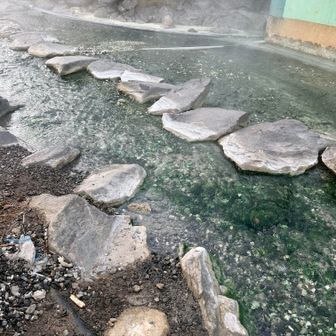 流れている温泉
触ったらお風呂程の良い湯加減