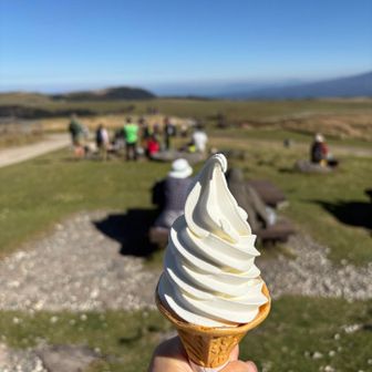 完登！集合写真後のお待ちかねソフトクリーム🍦前回は霧で寒くて屋内で食べたけど、今日は快晴の空の下🍦量が多い！