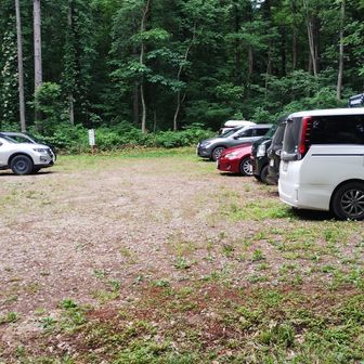 駐車場に着きました。
車に乗って気付いた。ドアを閉めてもルームライトが消えない。またやっちまった😖
昨日着いた時もう明るかったのに、ルームライト付けたっけか？付けたような？
昨日からつけっぱなしだったかも。はじめて飯豊本山泊まりした時もやっちまったのですよ。
バッテリーあがらなくて良かった。