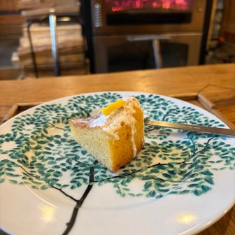 コーヒーを淹れてると無性に食べたくなったレモンケーキ🧁　そして、この位置がずっと定位置になった