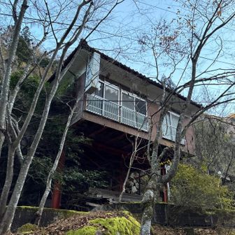 久連子はまさに秘境中の秘境。住んでる人は数少ない。民宿の廃虚。