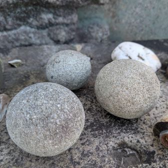 お供えされてた丸い石たち😳
どーしたらこんなにまん丸に？🤔