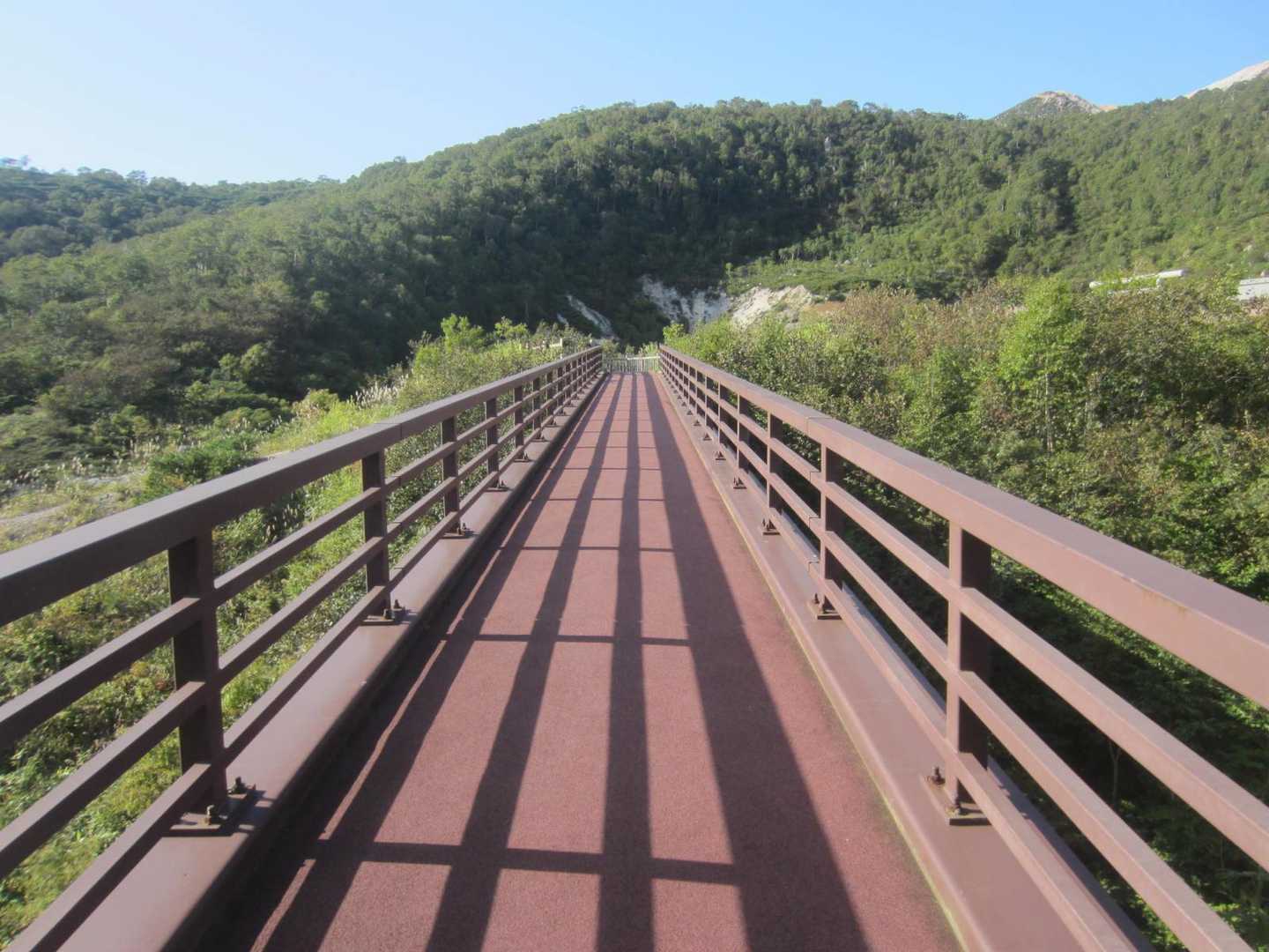 １４時５１分、登山開始。　駐車場から橋を渡ってイワオヌプリ登山道へ。
