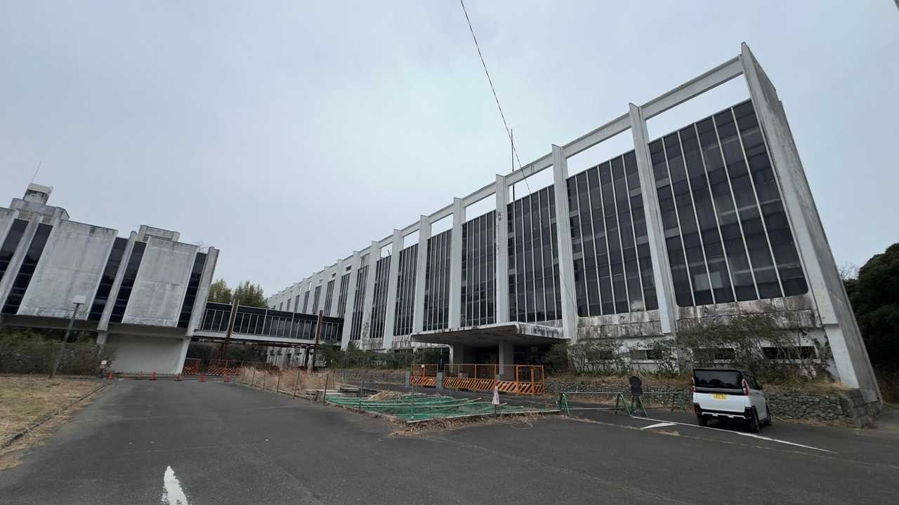 NRI跡地（正面）、鎌倉市の管理になっているようだが、廃墟感が強い。