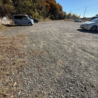 小牧市温水プール第二駐車場に停めます🚙

100台くらい停められる無料駐車場🅿️

広いのに6台しか泊まってない🚙🚗