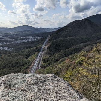 今日は強風🌪️です🫨吹きさらしの岩の上はしゃがんでしがみついても飛ばされそう😱
写真撮ってる場合ではない😵‍💫けど呉方向📷️