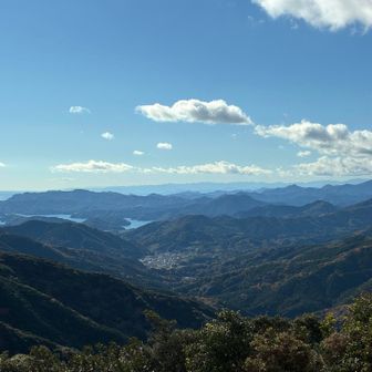 京路山頂上
南伊勢町の山々。奥には台高山脈・大峰山脈と続く。