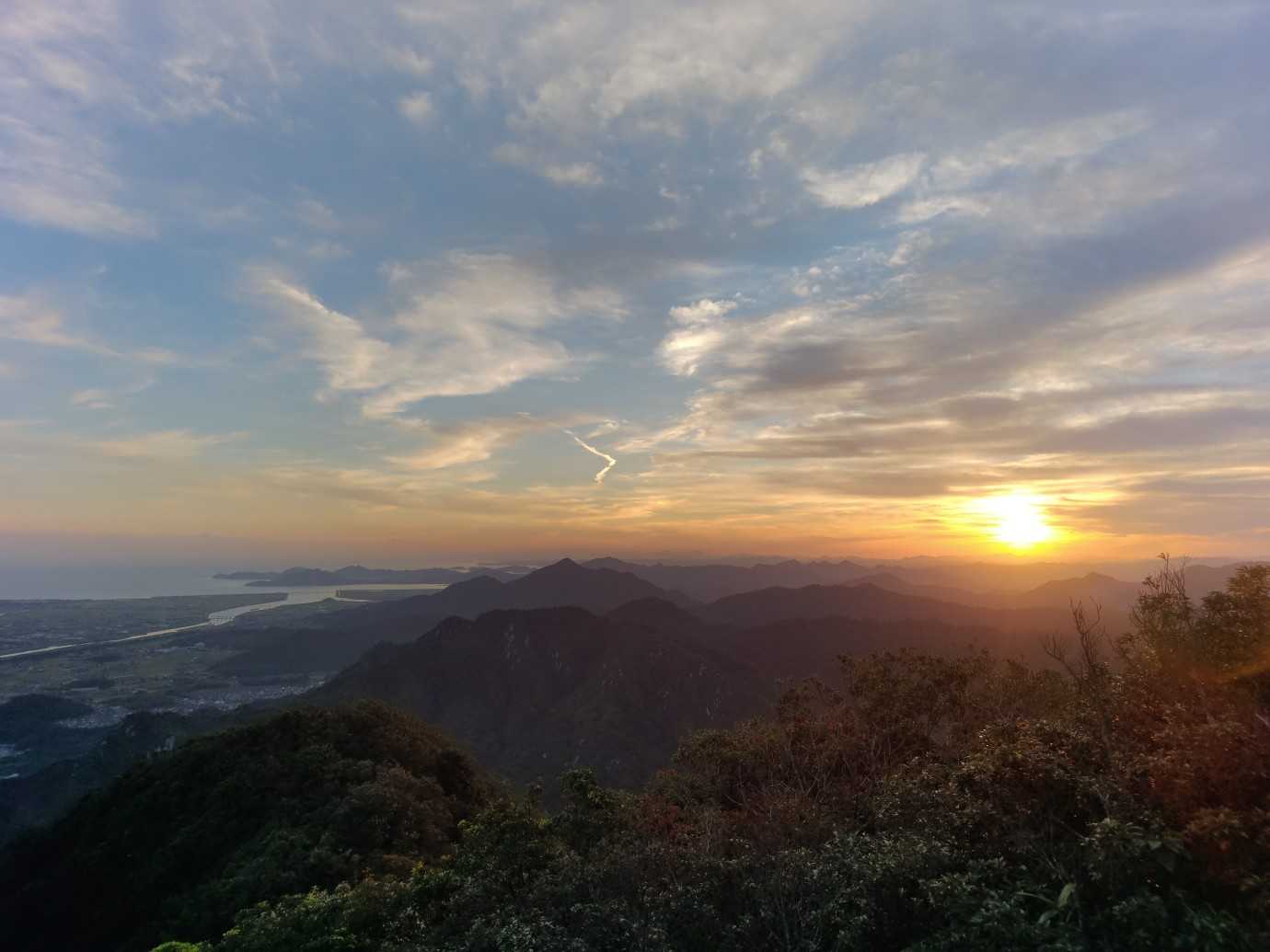 夕日が拝めました。沈みきるまでもうちょっとかかりそうだったので西ノ峯へ移動することにしました。