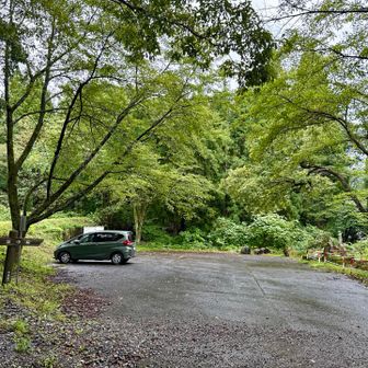 羽黒川と松沢川出合にある羽黒山登山口駐車場から出発