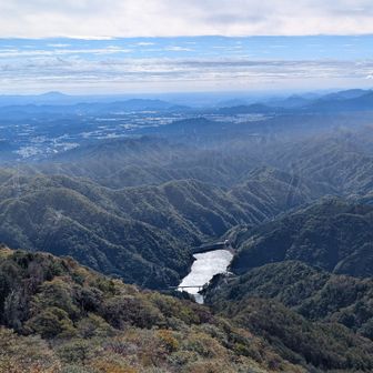 山頂先の見晴から📸下に今市ダム湖、左奥に筑波山🧐
ここでゆっくりブランチ休憩🍙🥪🍌😁
