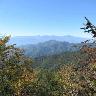 偉主山の手前から南アルプスが一望。