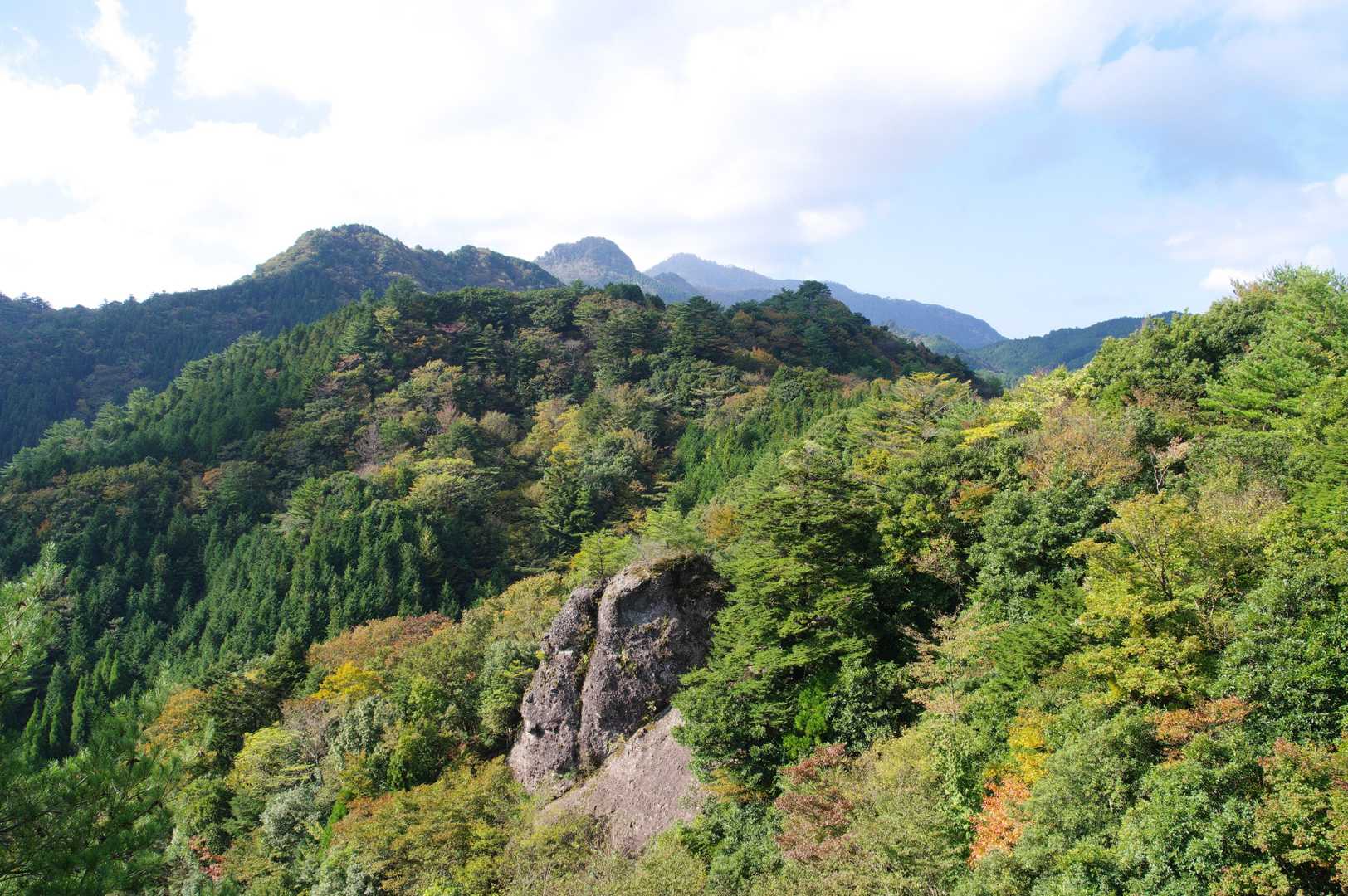 向こうに英彦山や鷹ノ巣