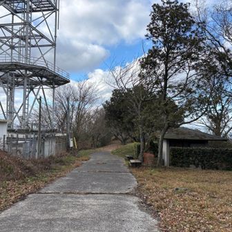少し行くとトイレがある