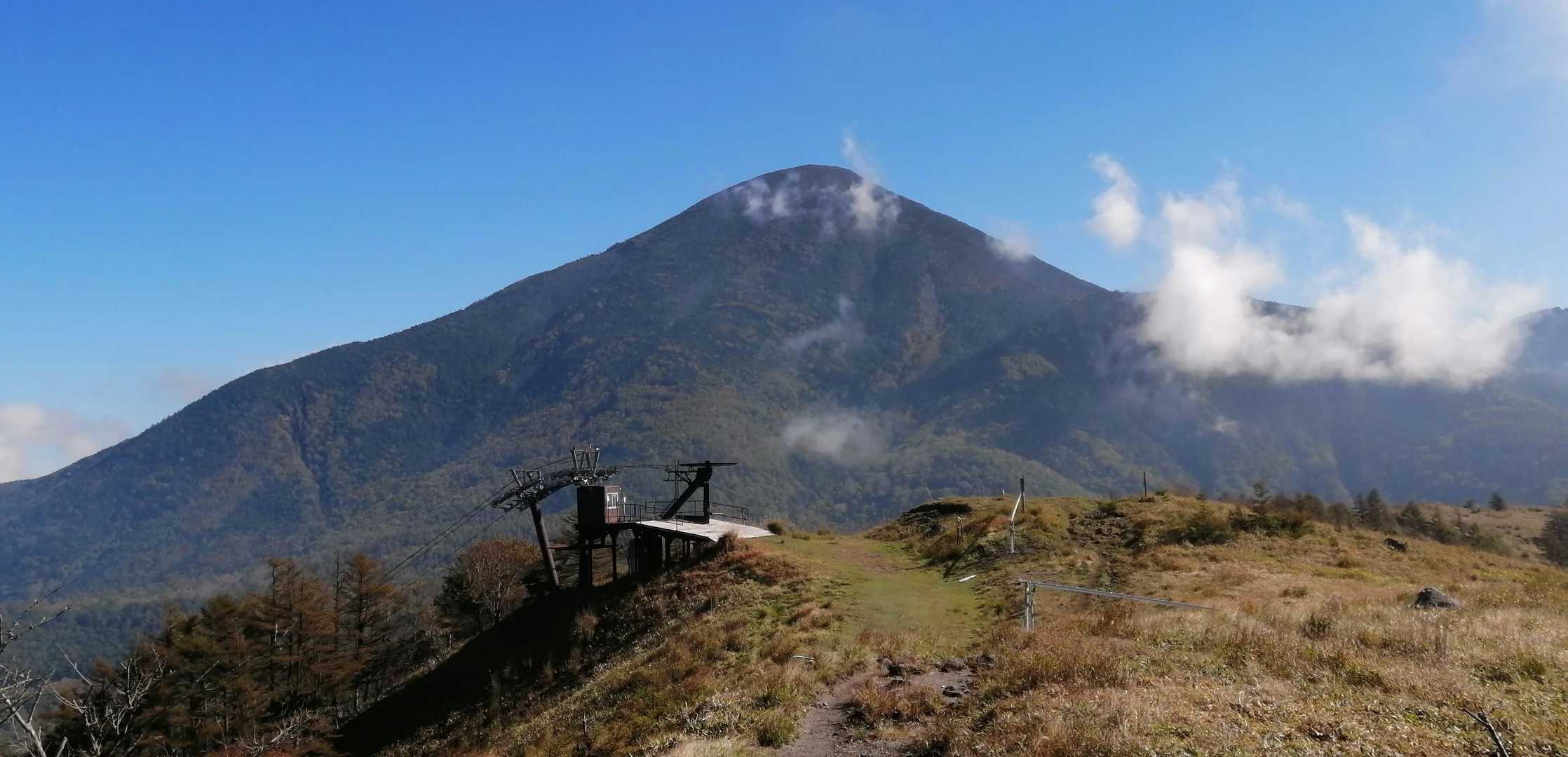 八子ヶ峰西峰から真近に蓼科山を見る。