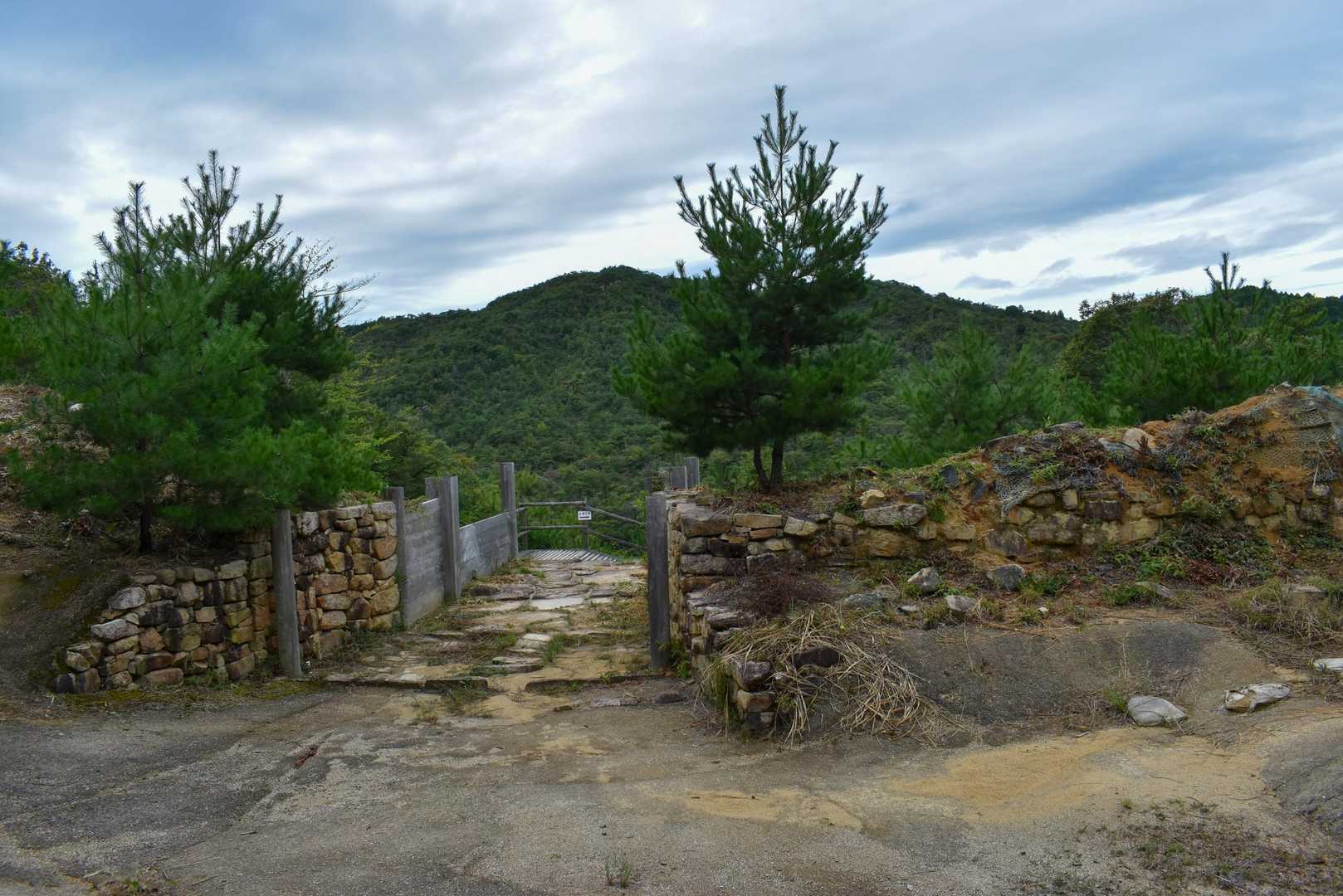 
　　「北門」

結局、復元されていたのは
「西門」のみだが、

途中「水門」の遺構もたくさんあった、

　　ん？？？
　　　「水門」って？？？

昔はこの下まで
海だったのだとか……

　　はえええっ！！！！
