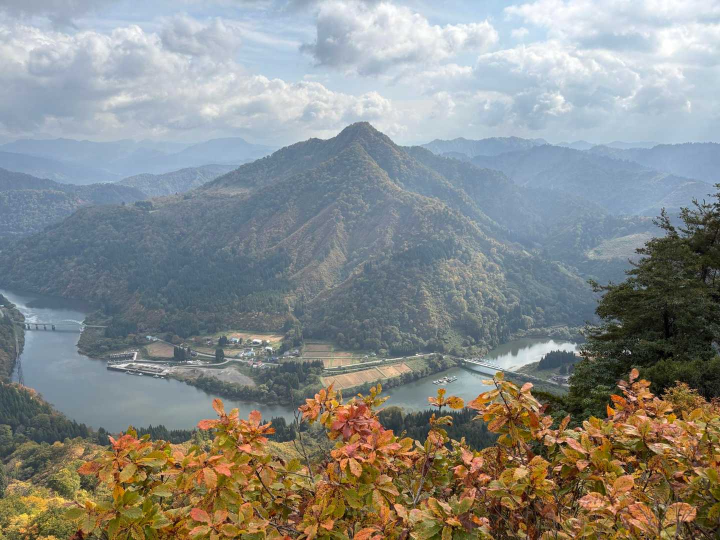 時間が止まっているような、美しい日本の風景✨
只見川、鷲が倉山、麓に小さな集落