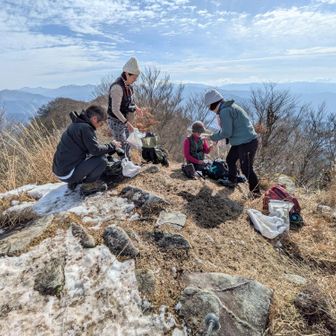 山頂でお昼ご飯
無風でぽっかぽか♨️