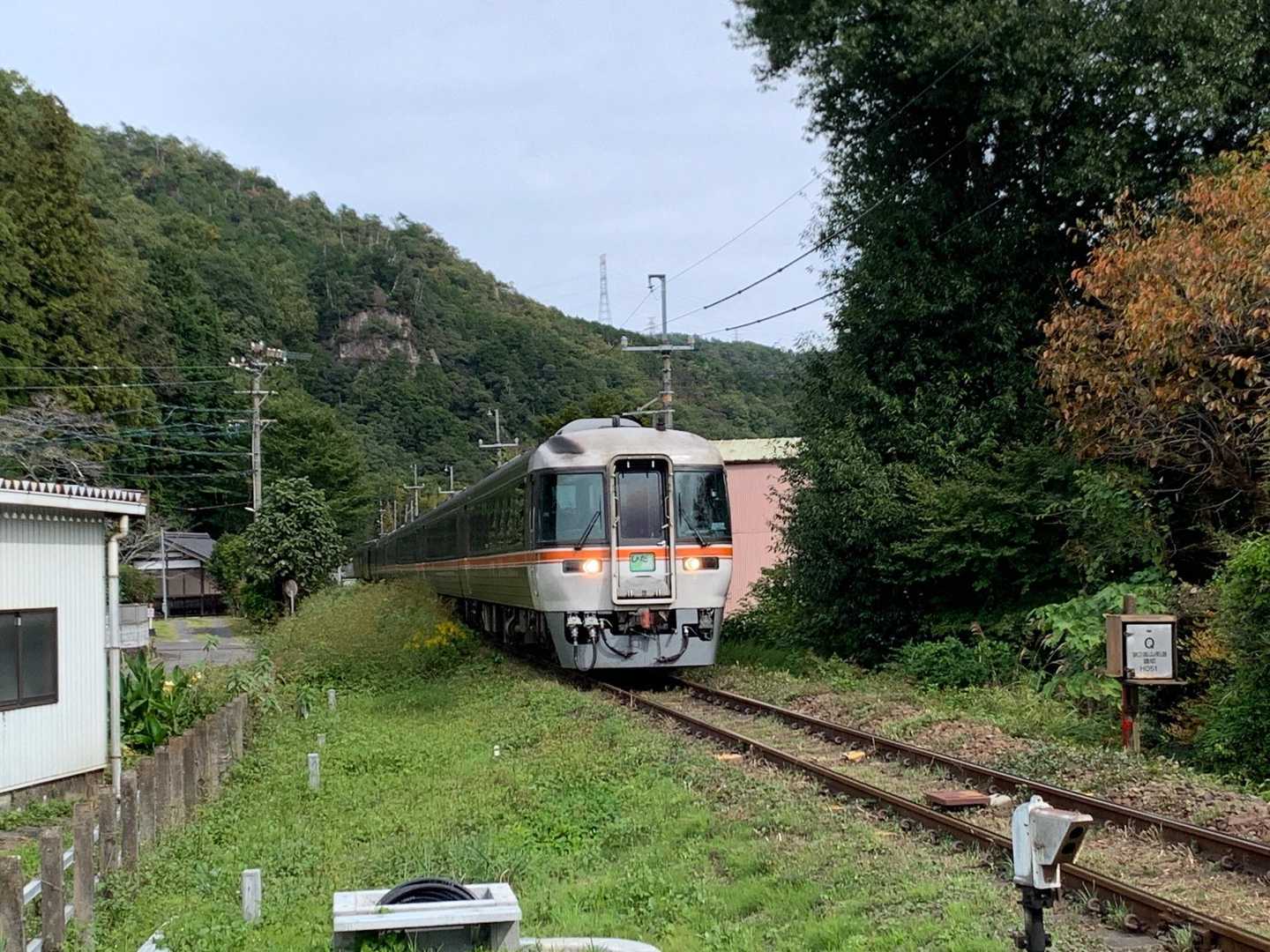 踏切（特急ひだ）を渡り、飛騨川橋を渡り、