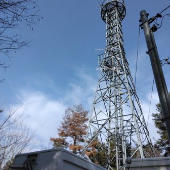 電波塔→｢上田市防災行政無線｣と教えたいただきました。フォロアーさんに感謝💛…🔵青空に映えて…