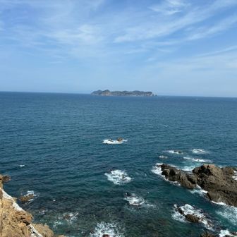 灯台から伊島方向を望む。（私は以前、伊島に行ったことがあります。）
向こうの対岸側は和歌山県の日ノ御埼辺り。