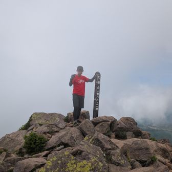 大船山は珍しくガッラガラ😲
御池も見えたり隠れたり…
この辺りから暑さに参ってます🫠