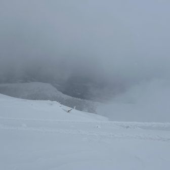 ワイヤーは埋まっているところも
リフトの柱の周りは割と深い穴になっているところもあるので注意しながら