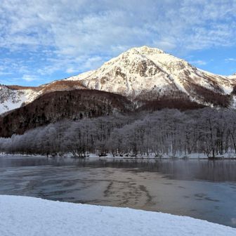 光る焼岳
山頂付近に雪が舞い立ち吹雪いていそう