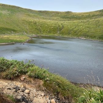 鳥海湖。下から見ると大きさがわかる。湖というよりは大きめの池という感じかな～