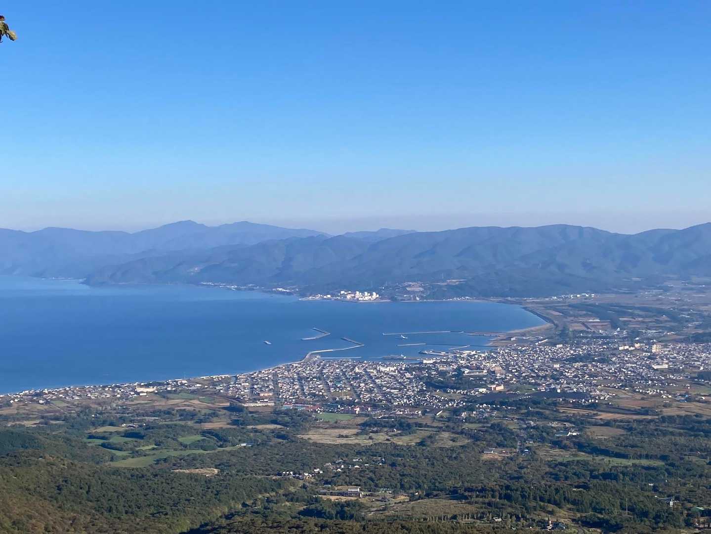 振り返ると素敵な景色✨

良いお山だなー

（以前岩内岳は1度歩いてますが
道間違えてゲレンデから藪漕ぎしたので
途中の景色見えてませんでした💦
ちなみにその時一緒に歩いたお友達は
もう私に付き合ってくれてません🏔️笑笑）


