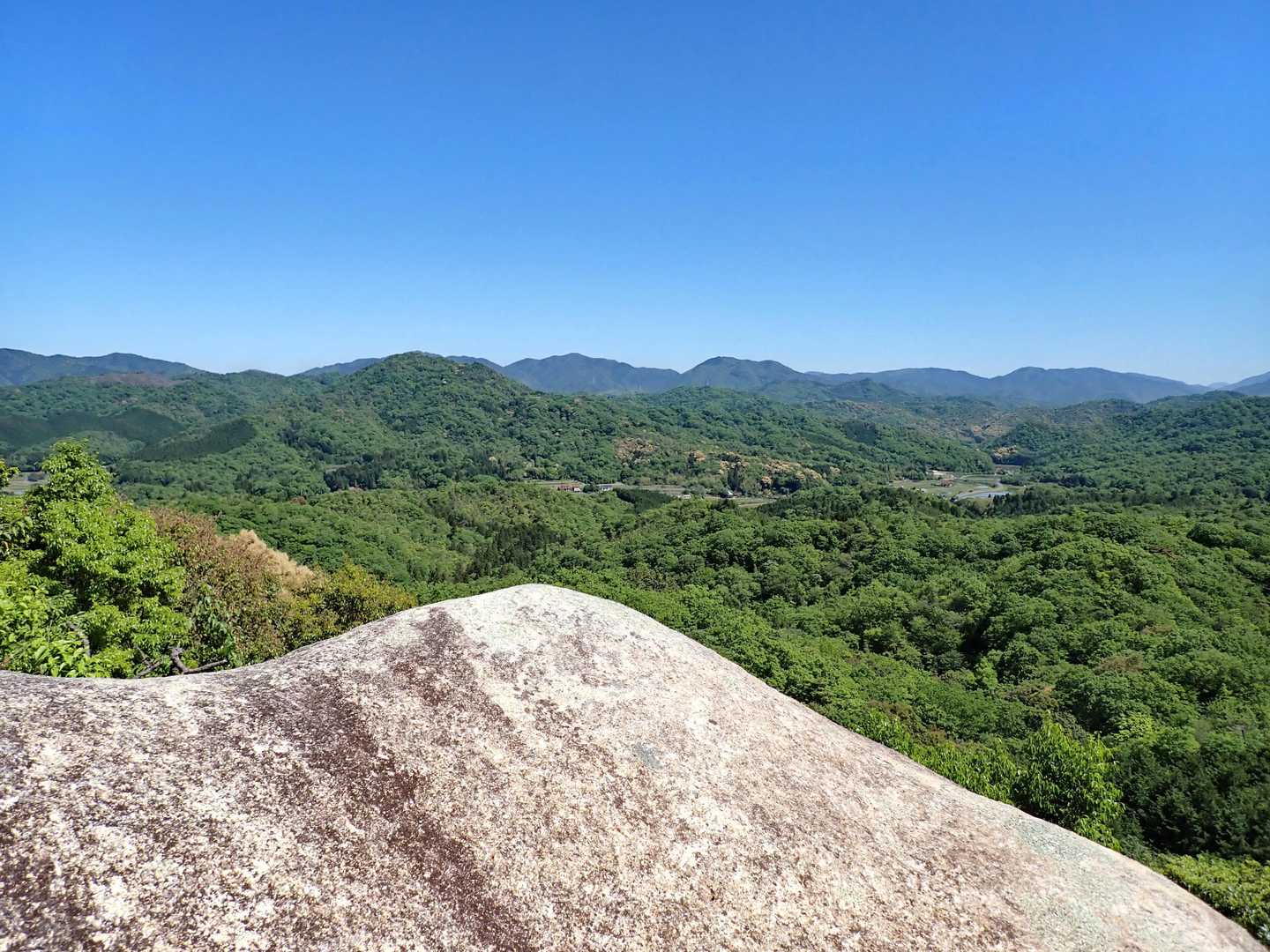 大岩の上からの展望。夏焼集落が見えます。正面は高羽ヶ岳。