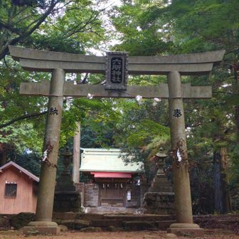 山頂から少し行くと、六所神社上宮がありました。参拝をしました。