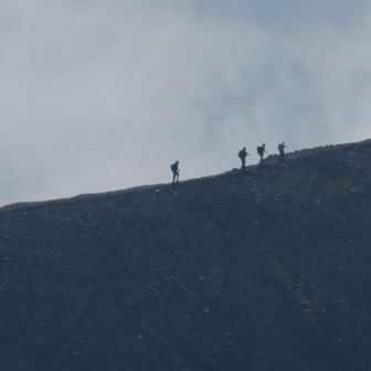 600mmズームで撮影。
山頂付近の登山者が見える。
