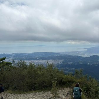 多少風あり。汗はひくが少し肌寒く感じる。カップ麺食す登山者正解かも👍