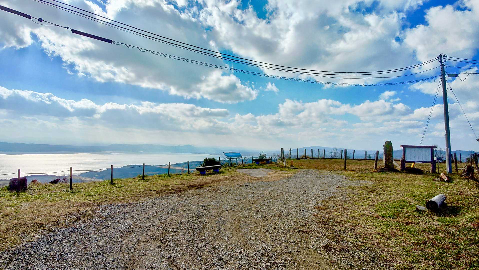 とても広い山頂です。
遠くに見えているのは出雲方面です。