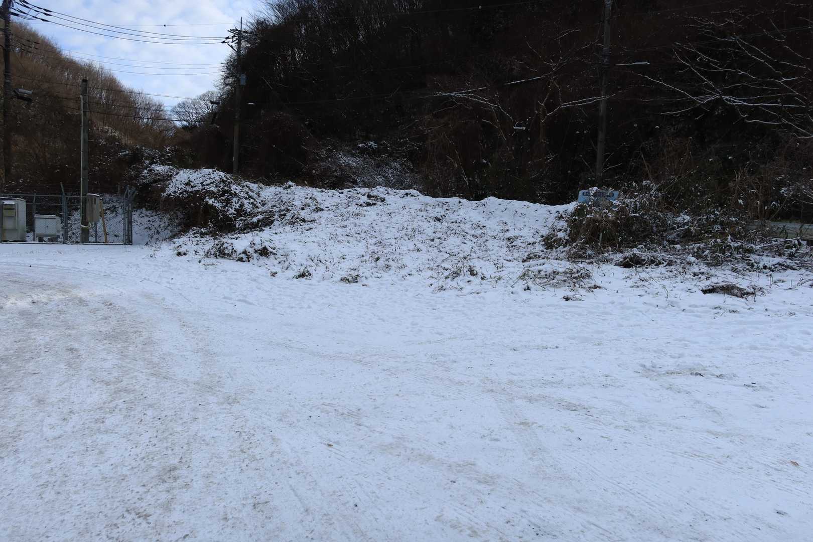 向陽台の駐車場へ移動すると雪！
車は数台止まっていました。

道路にはほとんど雪はありませんでしたが、この少し手前(御岩神社側)には雪が残っている区間がありました。