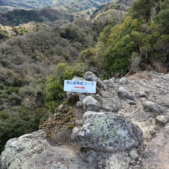 先へ。
この矢印通り
左折して