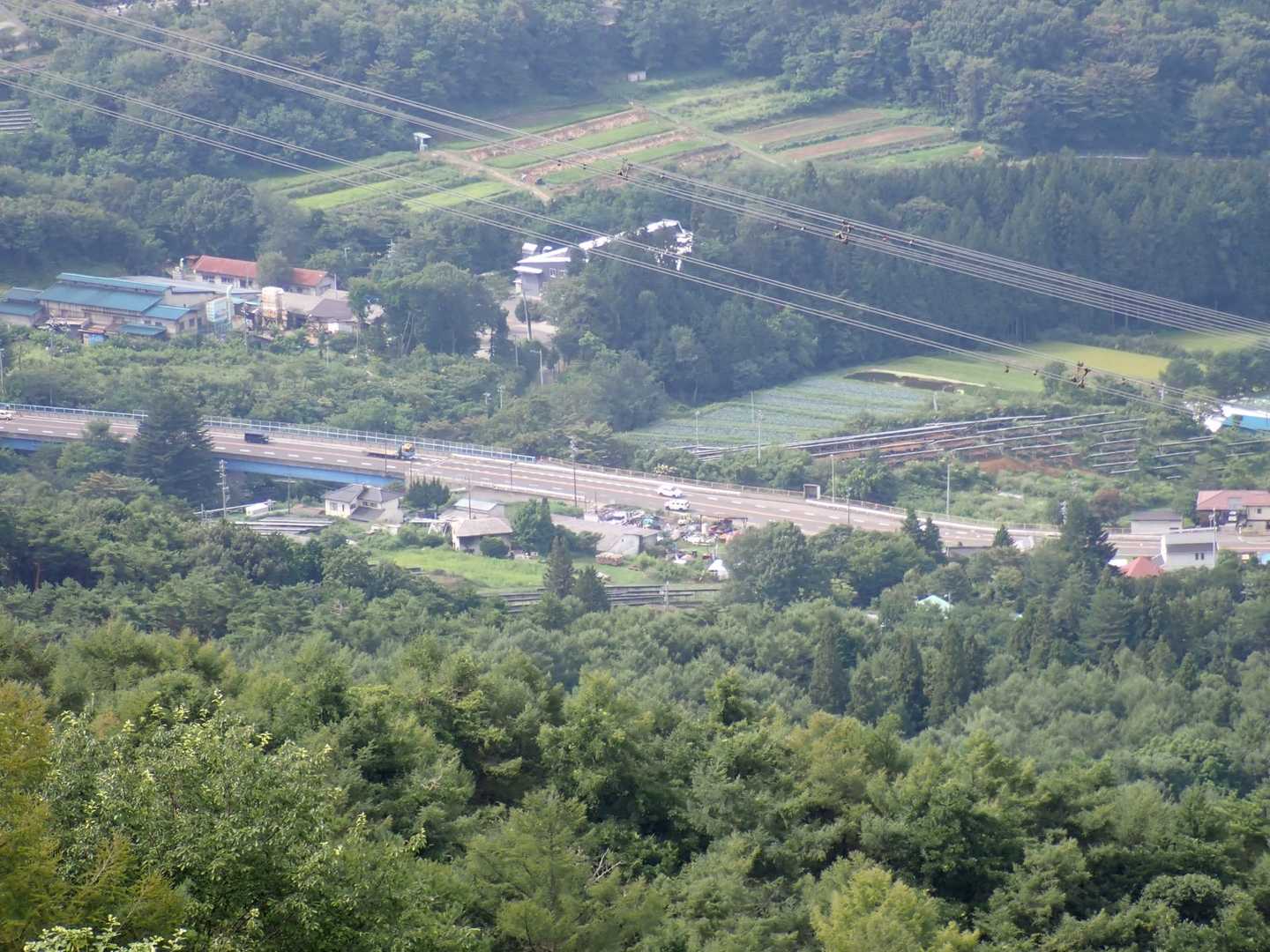 塩嶺峠へ抜ける国道20号が眼下に