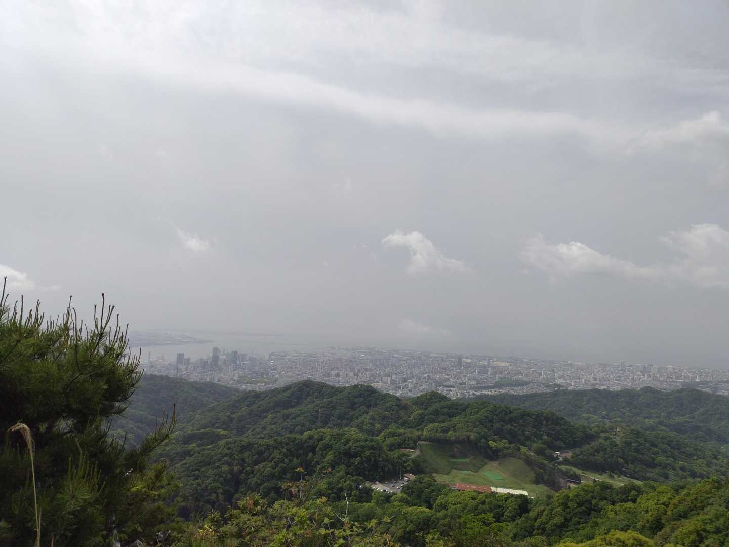 今日もくもり空。