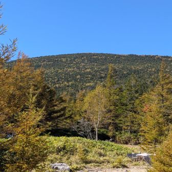 この前掛山を越えて行きます