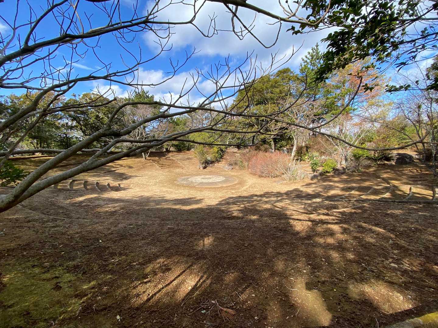 弓張岳の山頂には第二次大戦中に高射砲陣地が構築された歴史があり、今もその戦争遺構が保存されています✍️