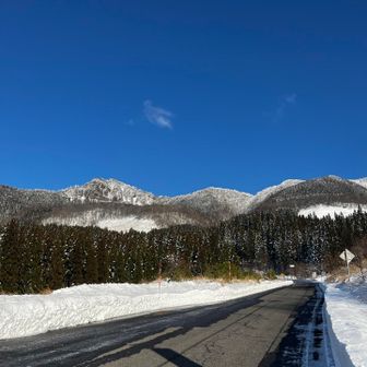 スキー場をでてロードを歩いて
無事に駐車場🅿️に帰りました。
安全登山で今シーズンも雪山遊び
楽しみたいと思います♪
