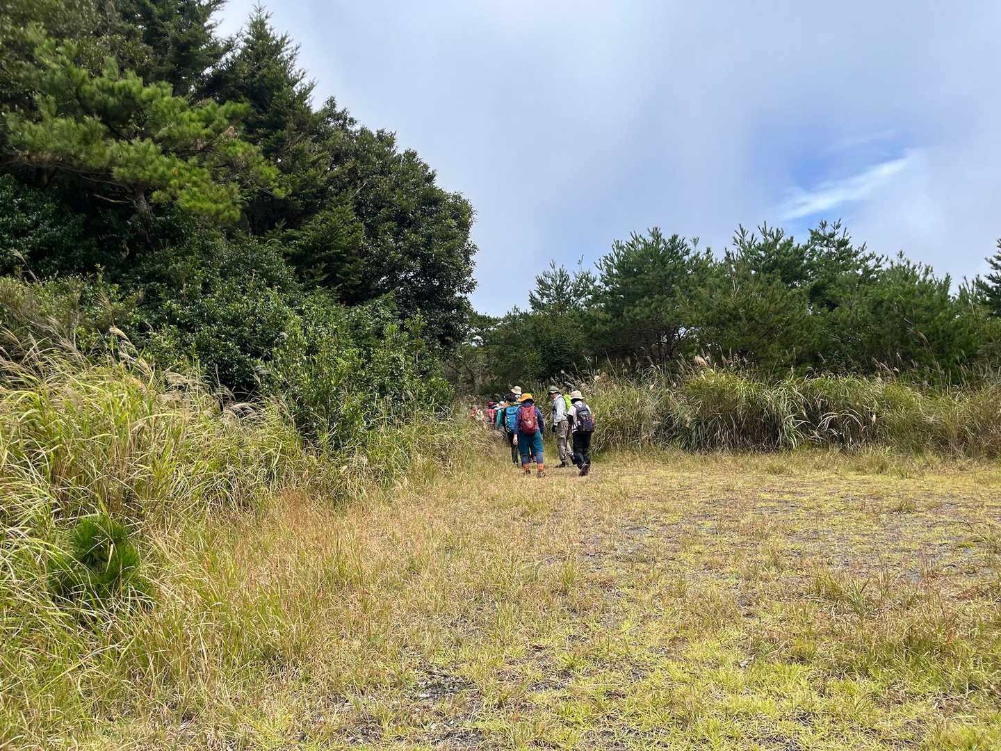 登山口まで降りて、ゆきみさん達とはここでお別れ
ゆきみさん達、グループに紛れ込んでる。
私達２人は…