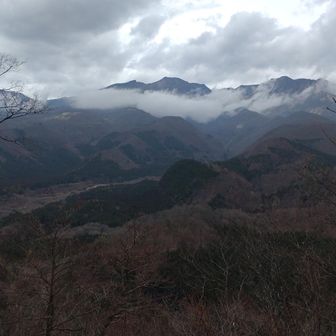 山頂正面に女峰山