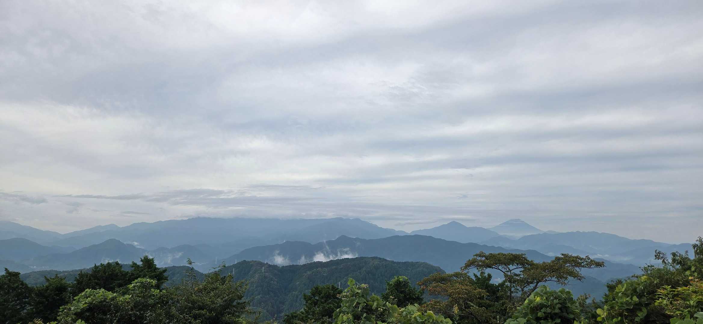 高尾山頂より
どんよりだけど富士山だぁ🗻😊