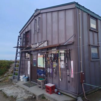本山小屋、外にぶら下がっているストックの数を見ても満員だったと推測される
