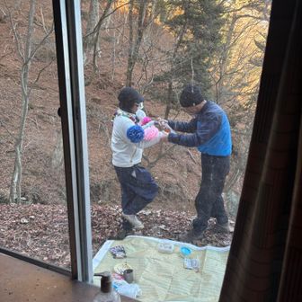 目隠しして誘導されてる